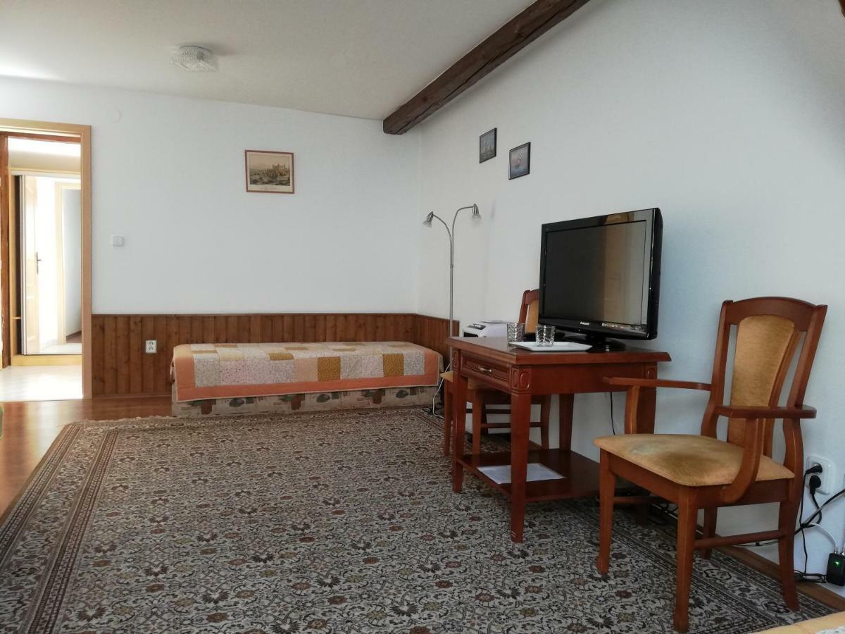 Pension U Kostela Cesky Brod Kültér fotó